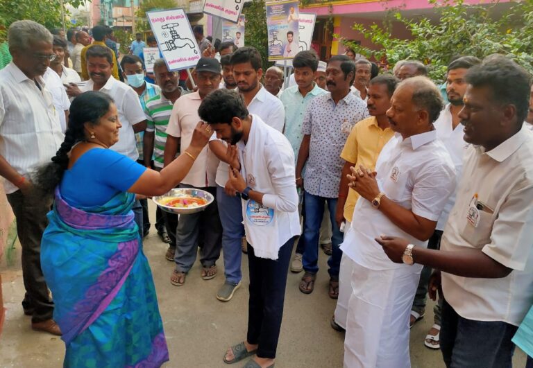 சுயேட்சை வேட்பாளர்   கே.கே. ஆர். வெங்கடேஷ்  தண்ணீர் குழாய் சின்னத்திற்கு தீவிர வாக்கு சேகரிப்பில்