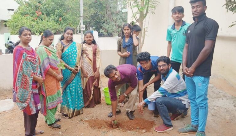 திருச்சியில் உலக தண்ணீர் தினத்தை முன்னிட்டு மண்ணார்புரம், பகுதியில் உள்ள வீடுகளில் மரகன்றுகள் நடும் நிகழ்வு