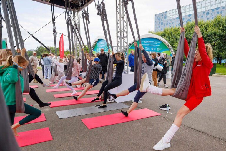 7000 Muscovites and tourists took part in International Yoga Day at VDNH
