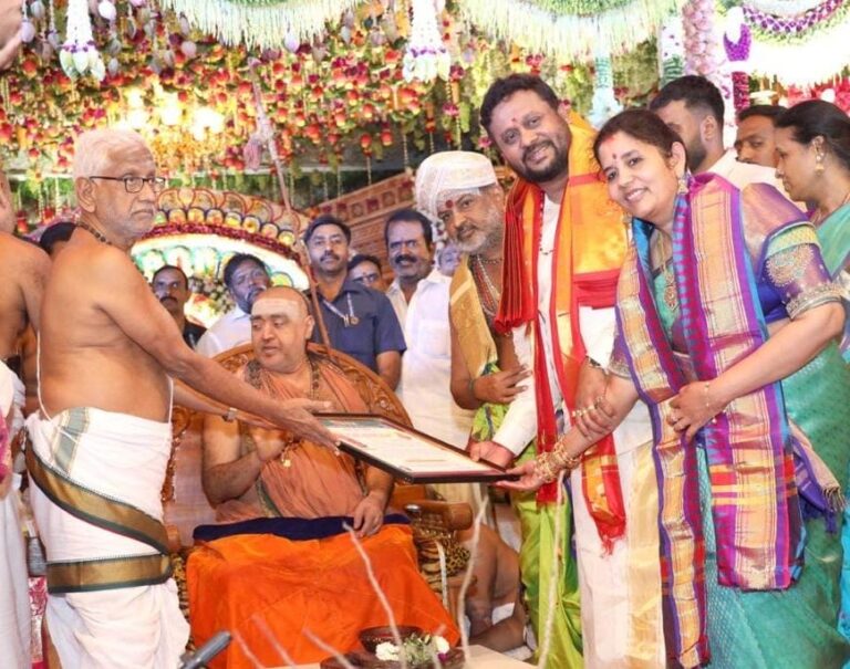 சமய, சமுதாயப் பணிகளைப் பாராட்டி காஞ்சி மடம் ” பாரதிய கலாச்சார சேவா மணி” என்ற விருதை ஸ்ரீ ஜெகதீஷ் கடவுள் அவர்களுக்கு வழங்கி கௌரவித்தது.