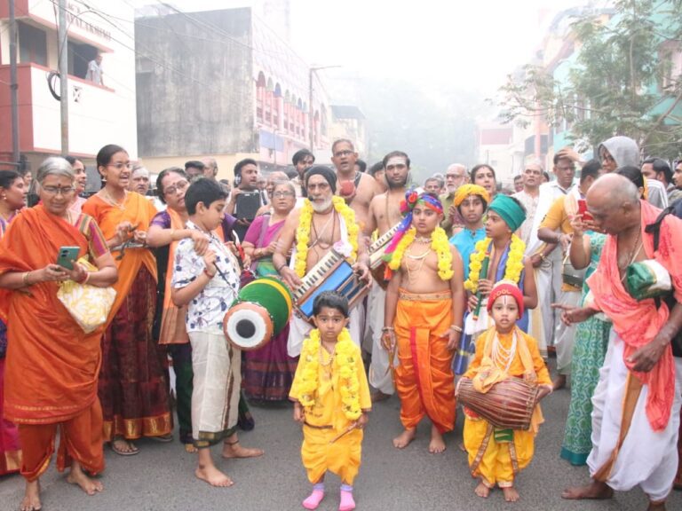 மார்கழி நிறைவு நாளில் 150 குழந்தைகள் கிருஷ்ணர் ஆண்டாள் வேடம் அணிந்து நான்கு மாட வீதி உலா