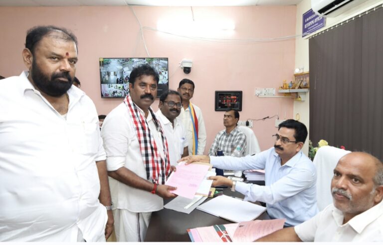 அஇஅதிமுக சார்பில் வேட்புமனு தாக்கல் செய்த ஆலந்தூர் சட்டமன்ற தொகுதி வேட்பாளர் எஸ்.சரவணன்