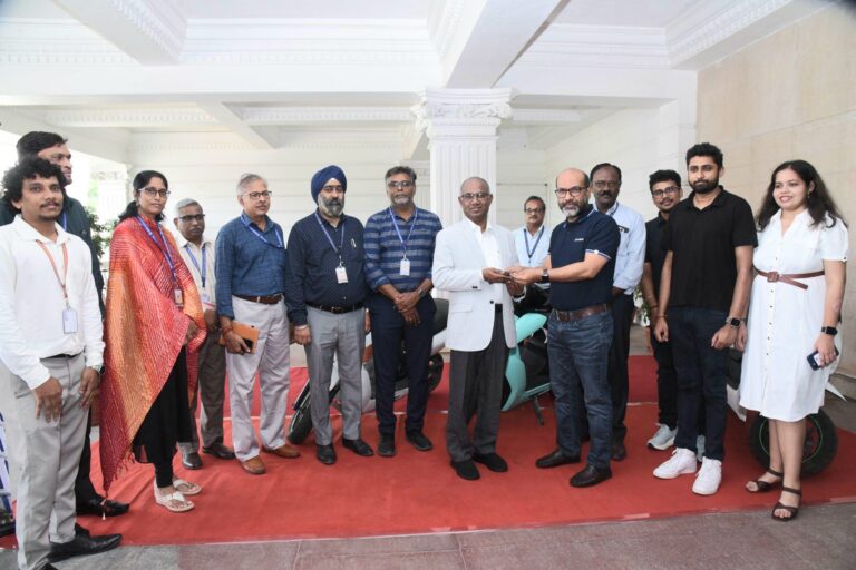 SRMIST – Ather Energy இடையே MoU கையெழுத்து; 3 மின்சார வாகனங்கள் வழங்கி மின்சார இயக்கக் கல்விக்கு புதிய முன்னேற்றம்